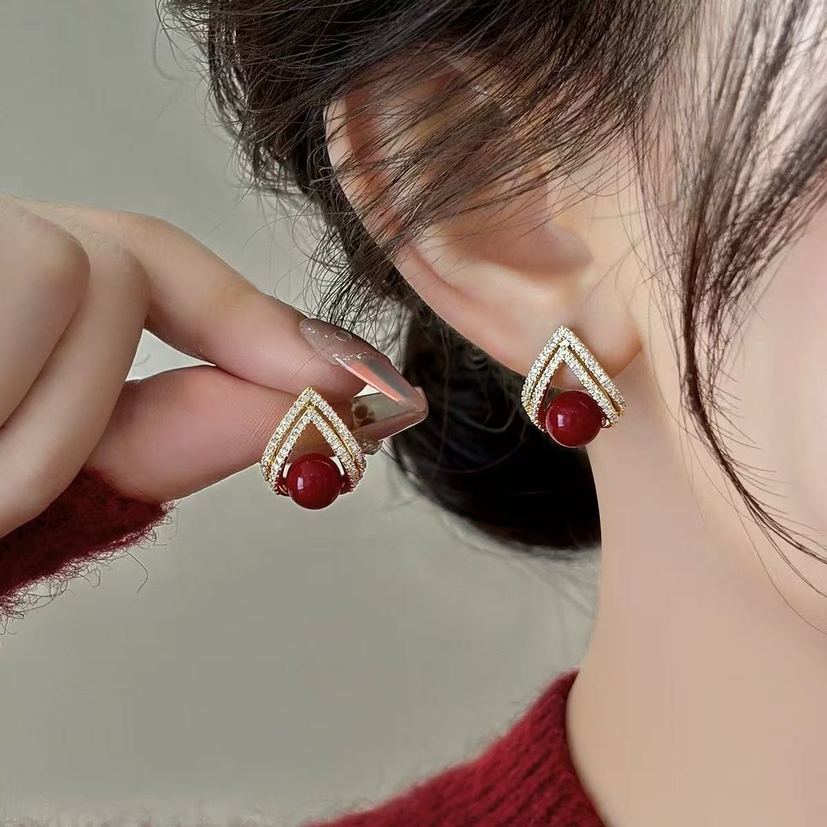 Pearl Stud Earrings - Kolczyki damskie w kolorze wina z