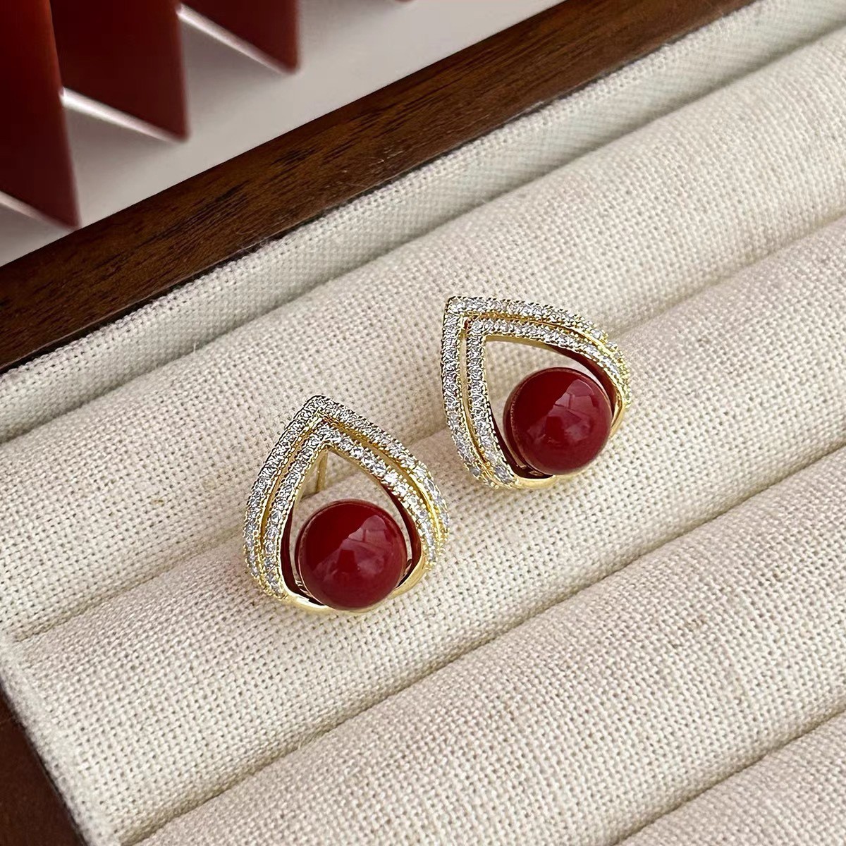 Kolczyki damskie w kolorze win – Pearl Stud Earrings recenzja i cena